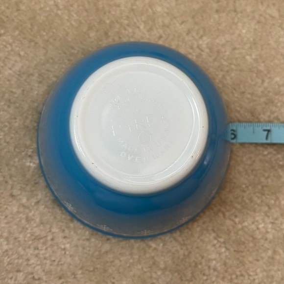 Vintage Pyrex Bowl - Kitchen - Blue with White Snowflakes - Picture 4 of 5